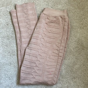 Byxor - Stretchiga byxor. Man får fina former av dom.