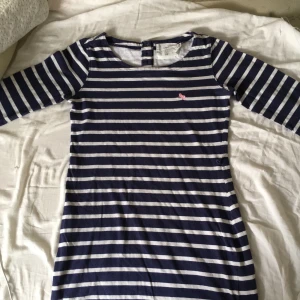 Fin ”tunika” / tröja 💫 - En fin “tunika” för barn, randig med ett litet broderat djur på bysten, kvartsärm, super fin 💫 säljer för att det har blivit för liten! Frakt tillkommer!