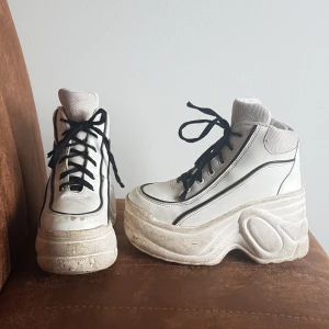 Vita unika Plaståskor stl 35 - Unika, vita skinn, platåskor i stl 35 från härliga 90-talet! Jag använde dessa senast sparsamt 2001, innan jag växte ur dem. 😭 Galet snygga rariteter, unika, men välanvända. ♡ Frakt INGÅR i priset (spårbart paket). Betalning via swish.