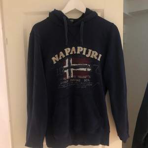 Klassisk Napariji hoodie, använda några gånger. 