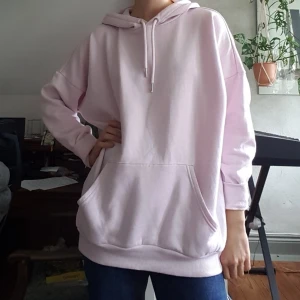 Ljusrosa oversized hoodie - Suupermysig ljusrosa/lavendel hoodie som inte kommit till användning. Väldigt oversize förutom ärmarna som är som en S(ish). Insidan är jättemjuk och den är varken för varm eller kall. Lite nopprig på några ställen men inte så att man tänker på det. 