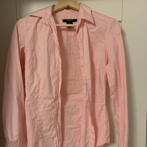 En rosa gant skjorta, fortfarande i bra skick men använder den inte längre då den blivit för liten. Jag är 174 och har C-kupa. Köpte den för ca 1000kr, köparen står för frakt :)