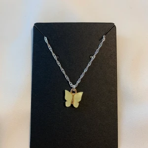 Halsband fjäril✨ - Finns i färgerna: svart, ljusrosa, rosa, vit, gul, turkos. 59kr/st eller 3 för 150kr. Självklart gratis frakt!✨ Kolla in instagram för fler bilder eller kontakta mig🌸