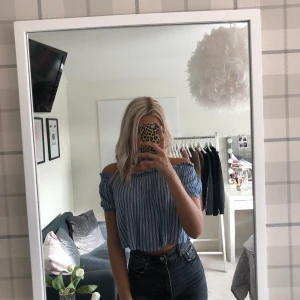 Blus från bershka - Fin blus från bershka i storlek Xs💕 denna sitter väldigt fint och är aningen croppad🤩
