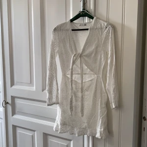 Missguided Klänning - Säljer denna superfina klänning pga för liten🥺.. använd 1 gång, väldigt bra skick. Strl.38 men är lite mindre i storlek. Så jag skulle säga att den passar en 36a. Köpare står för frakt🦋