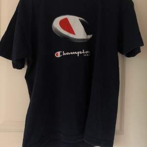 Mörkblå Champion t-shirt 😍  Använd men fint skick✨  Frakt ingår eller så kan vi mötas någonstans i Sundsvall🌸