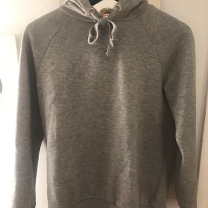 Grå hoodie - Sitter snyggt och väldigt skön, storlek xs men sitter väldigt bra på mig som är en s💞 bra skick förutom en pytteliten fläck (se sista bild) frakt tillkommer på 60 kr💞💞
