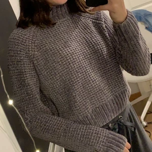 Stickad tröja - Fin, super skön stickad tröja från hm. Det är en tråd som sticker ut lite vid kragen men går nog att fixa å sen är det typ tre små öglor som åkt ut lite på ryggen men det är inget stort man tänker på. Säljer för 30 +frakt 