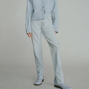 Zara jeans med slits - Säljer dessa jeans från zara ljusblå med slits! Dem är i storlek 38 och knappt använda! Säljer för att jag har ett annat par i mindre storlek som jag använder! Gör av för bättre bilder mm! Budgivning! Högsta budet ligger på 430
