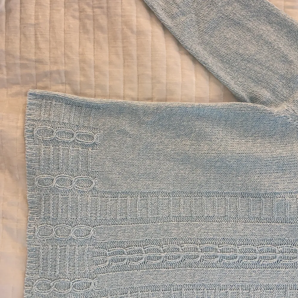 Ljusblå stickad tröja i strl S/M. Materialet är inte stickigt och i fint skick. Fina stickade detaljer.. Stickat.