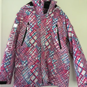 Vinterjacka  - Säljer denna då den har blivit för liten, även att jag ej har använt den på jätte länge. Skicket är väldigt bra trots att jag har använt den.  Storlek:152