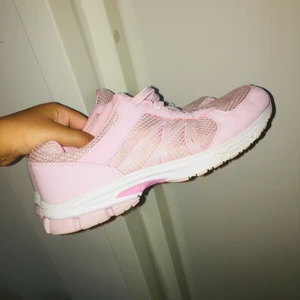 Utomhusskor - Storlek 38. Passar bra och är sköna att löpa eller springa i. 