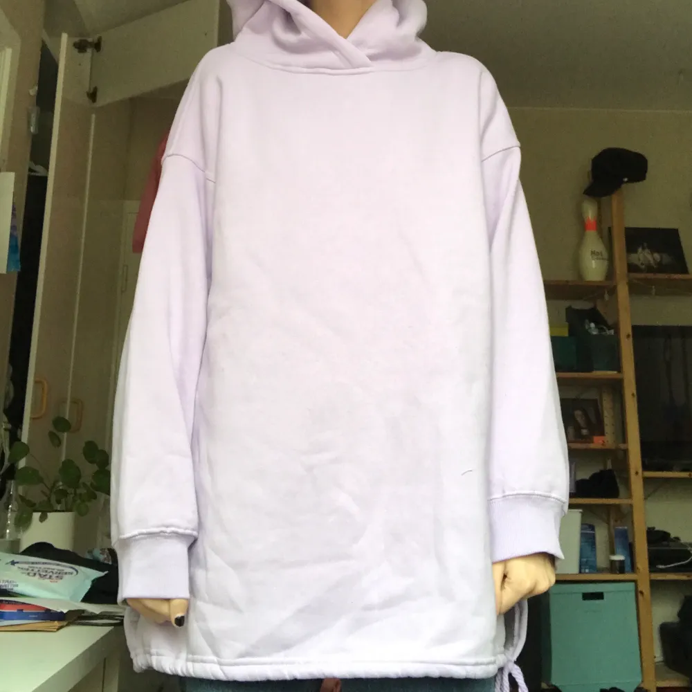 En lila hoodie från Lager 157, knappt använd i storlek M frakt 60kr eller upphämtning i Stockholm. Tröjor & Koftor.