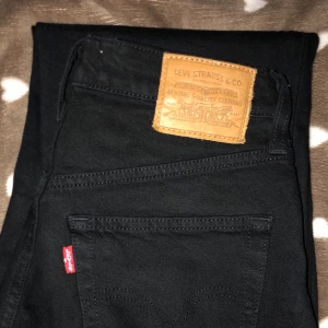Levi’s ribcage straight leg - Säljer mina Levi’s jeans! Dessa har jag använt ganska mycket men de kommer inte till användning längre. Byxorna är fortfarande i jättefint skick och har inte tappat någon färg. De är väldigt stretchiga och bekväma. Jag är 160cm och byxorna kommer ner precis till fötterna på mig. Nypris: 1 249kr. Frakt ingår i priset! Skriv gärna om ni har frågor💕 