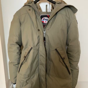 Pajar VinterJacka  - Hej säljer nu min Pajar vinterjacka pga att den tar för mycket plats och använd aldrig, har haft den i lite mer än 1 år och använd ett fåtal gånger. Kvitto hittar jag inte men köptes för 4000kr (Det är bara att söka upp) Det finns gott om fickor och inga hål, den är även figursydd. Jackan är i storlek XS men passar även en S (Fraktar endast) (filmar alltid innan betalning)