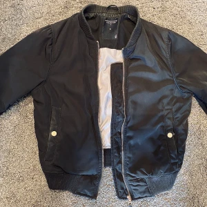 Svarta jacka - Enkel, snygg jacka med grått foder som funkar lika bra på våren som på hösten 🖤 Har tyvärr blivit lite för liten för mig. Köparen betalar frakten - 110 kr. 