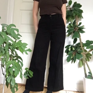 Svarta vida Manchesterbyxor - Jag är 168cm! Bekväma👍🏻 frakt tillkommer!