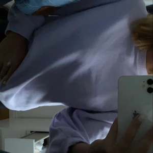 Lila sweetshirt - Säljer denna fina sweetshirt som tyvärr inte kommer till användning❤️❤️ storlek S