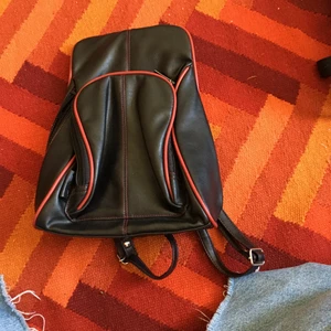 Ryggsäck  - 80/90-tals rygga m två fack fram och ett bak