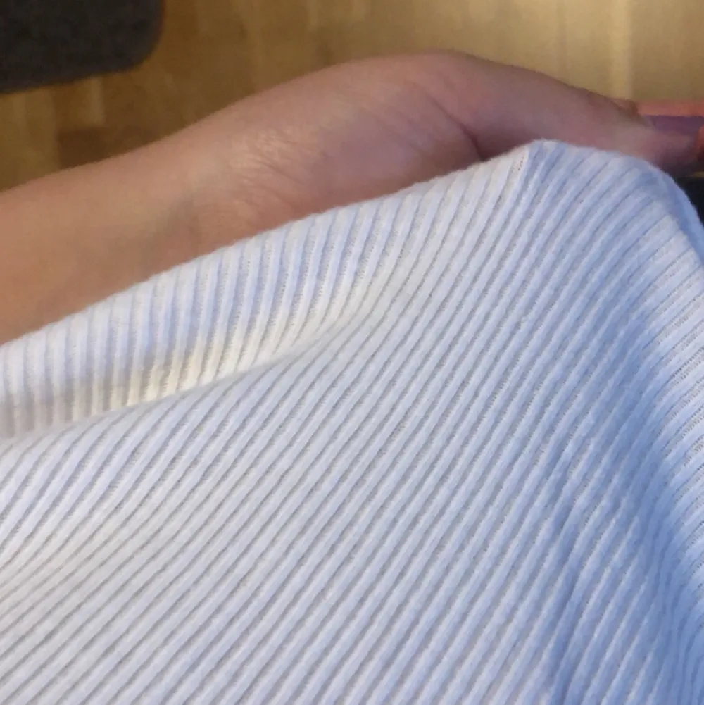 Vit ribbad T-shirt med snörning framtill, kan justeras själv. Aldrig använd. Köparen står för frakt annars kan jag möta i Lund 💕. T-paidat.