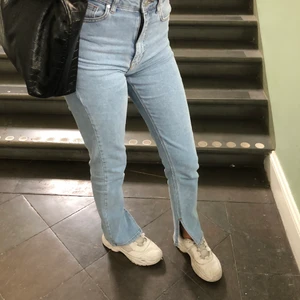 Jeans med slits  - Ett par jeans med slits från NAKD, slutsålda! Nypris 500kr, använda 2 gånger. Bjuder på frakten⚡️⚡️⚡️(min kompis på bilden är 172cm)