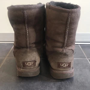 Uggs - Säljer mina mörkbruna äkta uggs som är väl använda men fortfarande i bra skick. Inga större slitningar eller hål. 🦦 köpare står för frakt