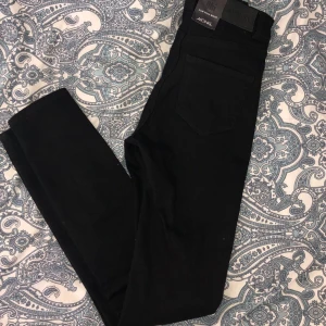 Helt nya byxor från monki  - Säljer nu ett par helt nya byxor från monki. Modellen på byxorna är oki 🌸 allt kan skickas 