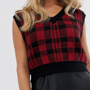 Stickad ”väst”  - Stickad väst/tröja ifrån Asos skit snygg verkligen! Slutsåld har storlek L men passar mig som vanligt är S