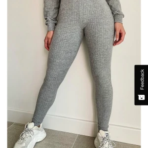 Helt nya mjukisbyxor - Helt nya med lappen kvar. Säljer då jag råkade dubbelköpa. Super sköna och formar kroppen fint. Köpta för 160kr.