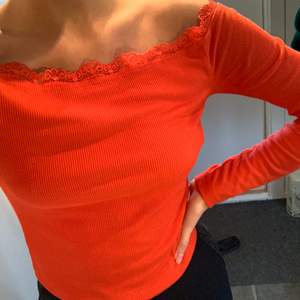 Orange tröja i strl S :) ganska lång i ärmarna. inte använd mycket alls. 50kr inkl frakt :) 