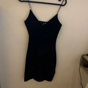 Fest klänning från H&M strl XS. - Svart glittrig klänning, Köpt på H&M för 199kr. 