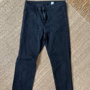 Ett par vanliga svarta skinny jeans som inte kommer till användning längre. 