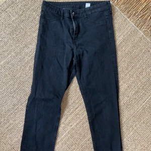 Jeans  - Ett par vanliga svarta skinny jeans som inte kommer till användning längre. 