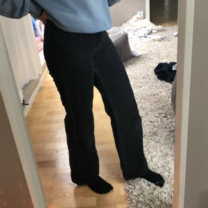 Yoko monki jeans - Populära Yoko jeans från monki. Högmidjade och vida ben. De är svarta men lite åt washed hållet. Har använt de mycket men de har inga slitningar, fläckar eller annat som tyder på att de är gamla. Dock så har jag tvättat de några gånger så de är lite tajtare i midjan på mig men sitter dock perfekt runt midjan, lår och rumpan på min vän som är lite  smalare. Säljer då de är lite för små för mig i midjan. Jag är 162,5cm. Jättefina att ha nu till hösten! Budgivning om fler är intresserade🤗HÖGSTA BUD: 280kr (inräknad frakt💞) Budgivningen avslutas på lördag 12/9 😗 