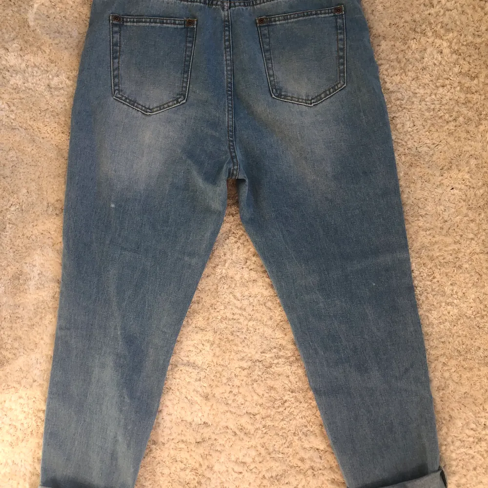 Högmidjade ”mom jeans” i blå tvätt i storlek 42, från boohoo, aldrig använda, endast testade så dem är lite stora för mig, snarare en 44 i storlek.. Jeans & Byxor.