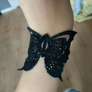 🦋Fjärils🦋 - 🦋Jätte gulligt 2000s armband med en fjäril av paletter🦋  köparen står för frakten 🚚