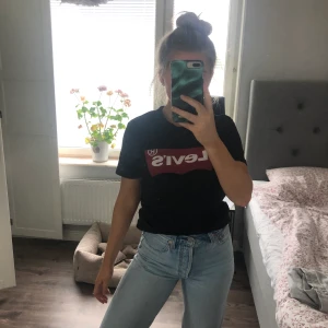 Levi’s t-shirt  - Säljer en svart t-shirt från levi’s. Använd endast 1 gång så i mycket bra skick. Är i stl small. Frakt på 63kr tillkommer💞