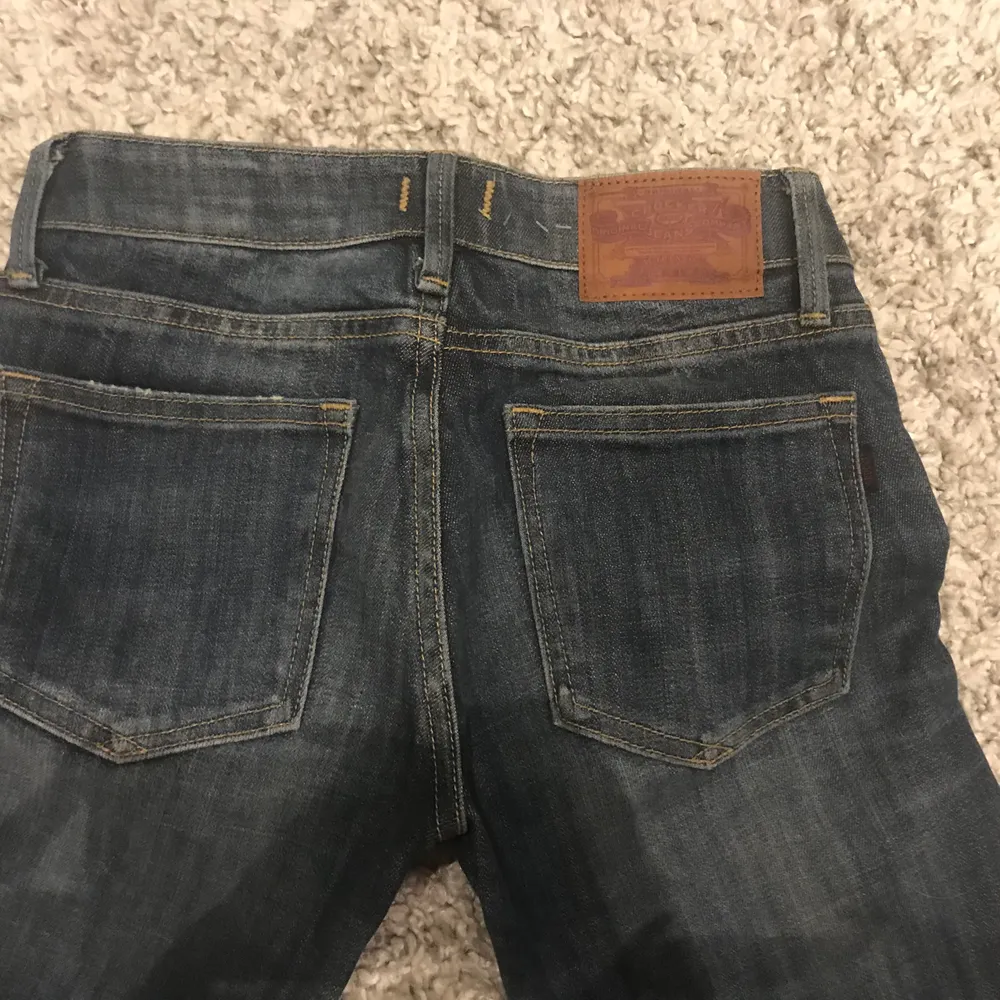 Säljer dessa slutsålda crocker jeans köpta för ungefär 2 år sen men aldrig använda, sitter så fint på men kommer tyvärr inte till användning längre. Köpta för 399kr.. Jeans & Byxor.