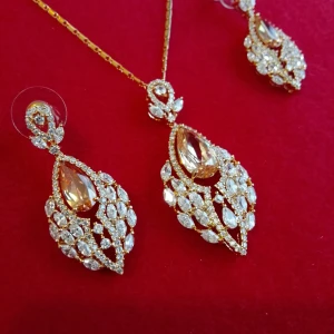 Nytt! Halsband och örhänge. - Nytt! Halsband och örhänge.