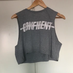 Magtröja från H&M - En grå jättefin magtröja från H&M den är jätte skön att ha på sig men tyvärr lite för liten för mig nu :( 10kr plus frakt