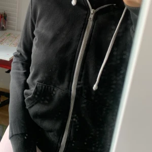Svart zip hoodie  - Svart zip hoodie från hm. Använd men i jätte bra skick