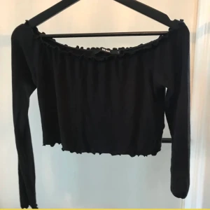 Off shoulder tröja från bik bok - En jättefin off shoulder tröja från Bik Bok i storlek L använd max två gånger.