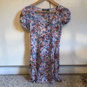 Blommig klänning  - Helt oanvänd klänning