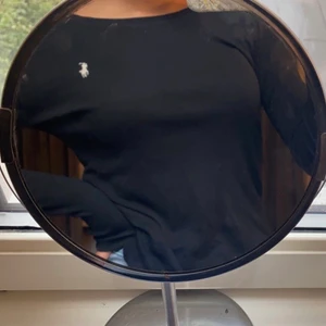 Ralph Lauren tröja  - Säljer min svarta Ralph Lauren tröja från KidsBrandStore i stl 150 men passar för XS, säljer för 150 kr 
