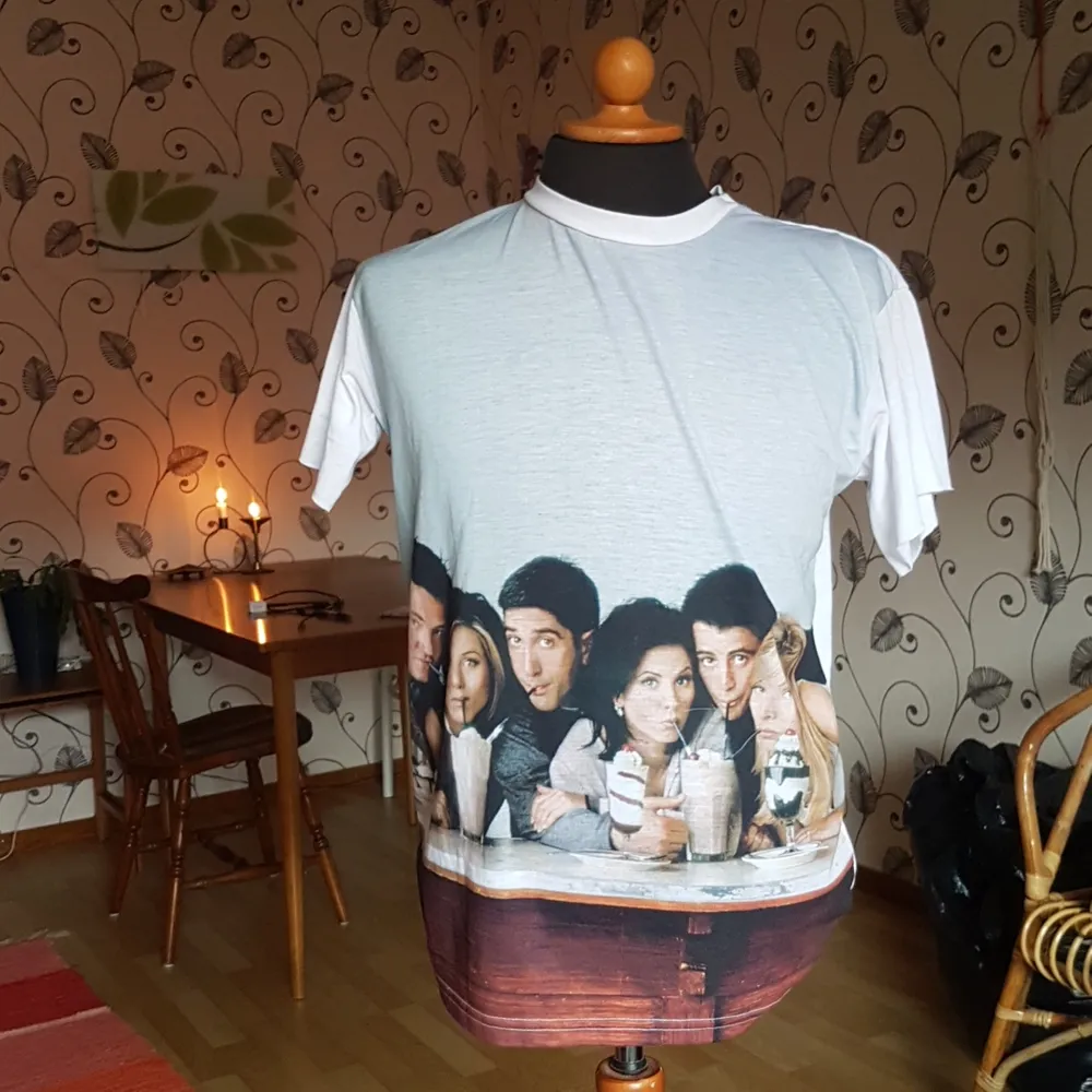 Denna vänner t-shirt säljes pga knappt använd. Beställd ifrån F.R.I.E.N.D.S The TV Show-hemsida. Passar S och M. Mycket fint skick! Helt vit på baksidan.. T-shirts.