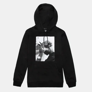 2pac hoodie - Säljer min 2pac hoodie som inprincip är i nyskick. Nypriset är 600kr💕