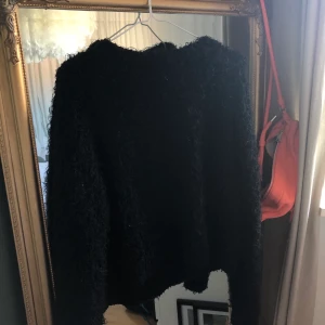 Svart tröja - Svart lurvig tröja från monki😊