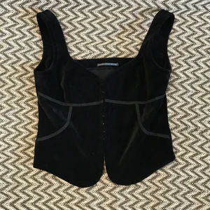 Finaste korsett🖤 - En av mina favoriter, en super sleek och Classy 90s svart velour korsett🖤 frakt:50kr