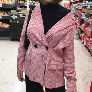 Oversized kavaj! - Oversized kavaj från Vero Moda. Ett plagg i garderoben som passar som både finklädsel, jacka eller ”tröja”! Väldigt bra skick, aldrig använd någonstans utanför hemmet för provning. Budgivning om det är flera intresserade! Köparen står för ev. frakt!