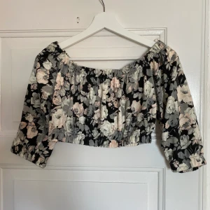 Söt topp i storlek S. - Söt blommig topp i storlek M. Kan även passa en Storlek S. Inhandlad på Beyond Retro och aldrig använd.